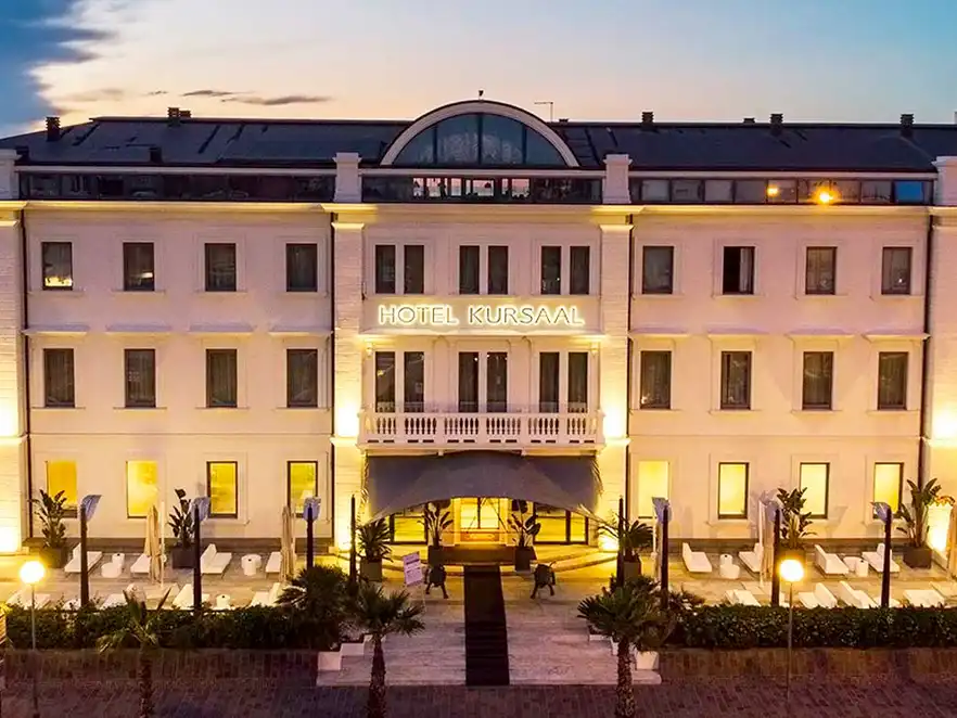 Ferrett Hotel Kursaal Aussenansicht Abends