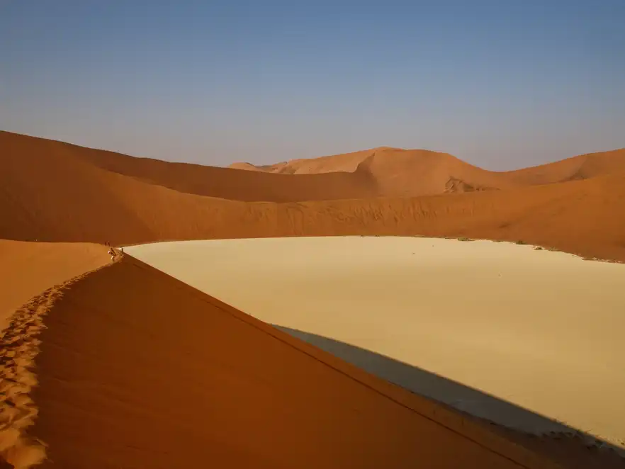 Blick von der Big Daddy Dune hinunter zum Deadvlei