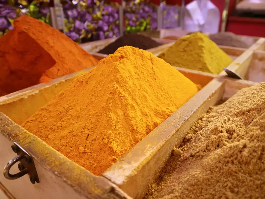 Gewürze auf dem traditionellen Markt in Manama, Bahrain, VAE