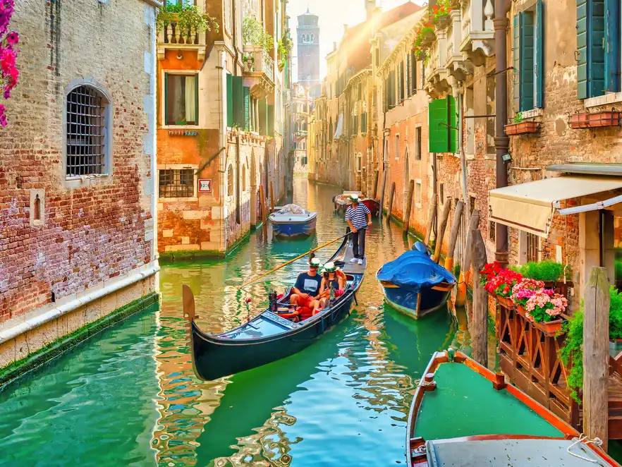 Blumen am Kanal in Venedig