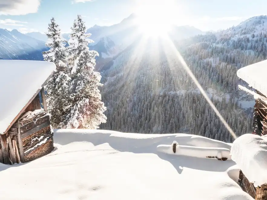 Sonnenaufgang über Skihütten im Skigebiet Mayrhofen im Zillertal