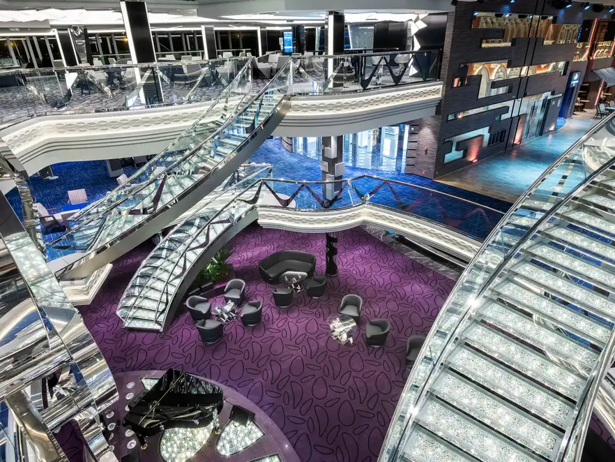 Infinity Atrium mit Rezeption auf Ihrer MSC Virtuosa