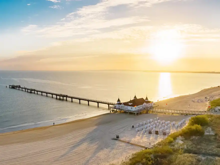 Sonnenaufgang am Ahlbecker Strand mit Seebrücke