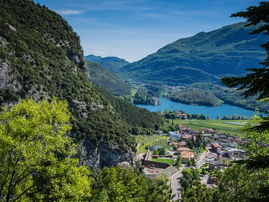 Blick auf Sarche und das Castel Toblino mit Toblinosee Trentino 