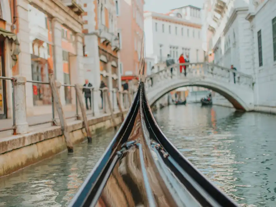 Gondel in einem Kanal von Venedig