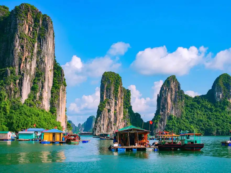 schwimmendes Fischerdorf und Felseninsel in der Halong-Bucht, Vietnam