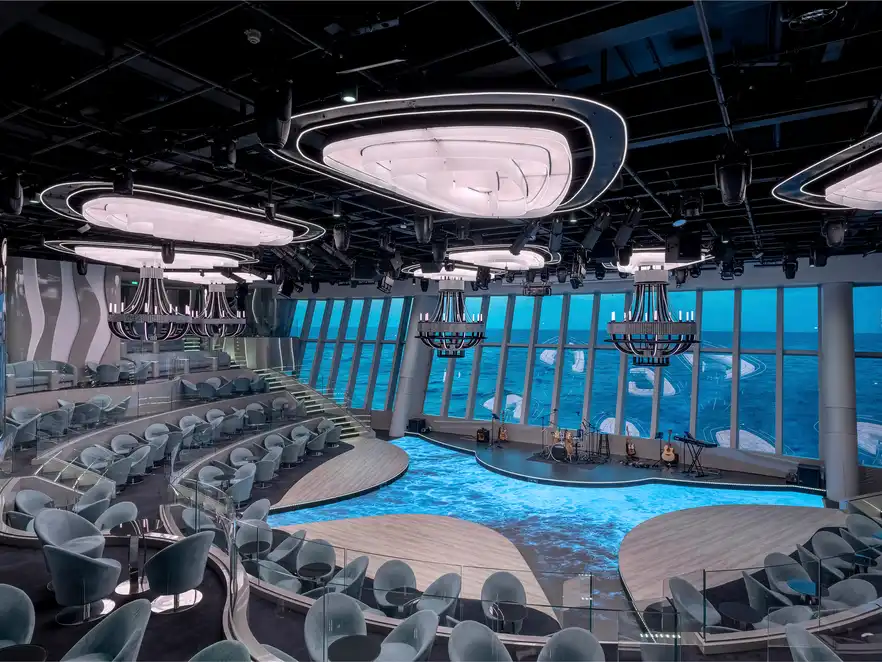 Die Panorana Lounge am Achter mit Panoramablick aufs Meer an Bord der MSC World Europa