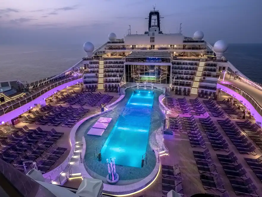 Sonnendeck mit großem Swimmingpool an Bord der MSC World Europa