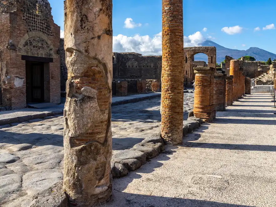Antike Ruinen von Pompeji mit Blick auf den Vesuv