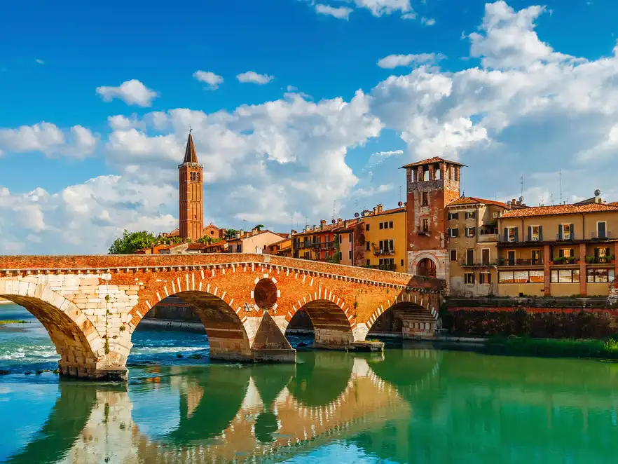 Die römische Bogen-Brücke Ponte Pietra in Verona
