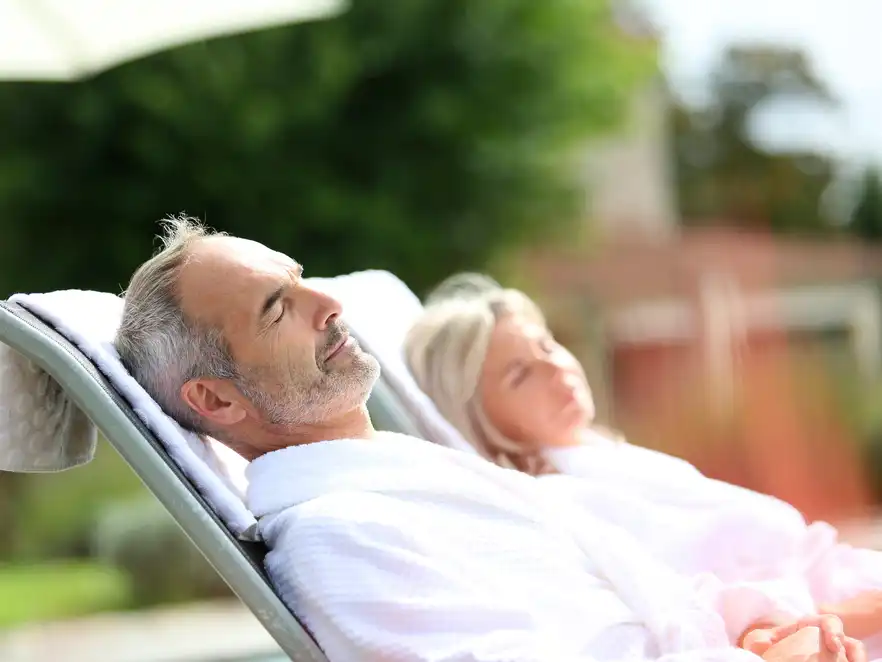 Paar entspannt im Wellnessbereich