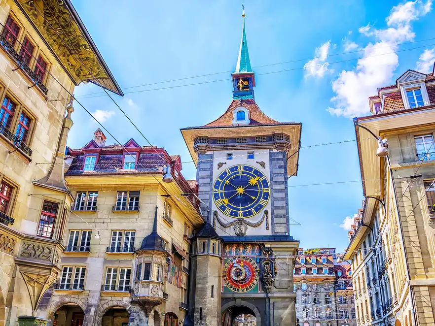 Uhrturm mit astronomischer Uhr und Glockenspiel in der Stadt Bern
