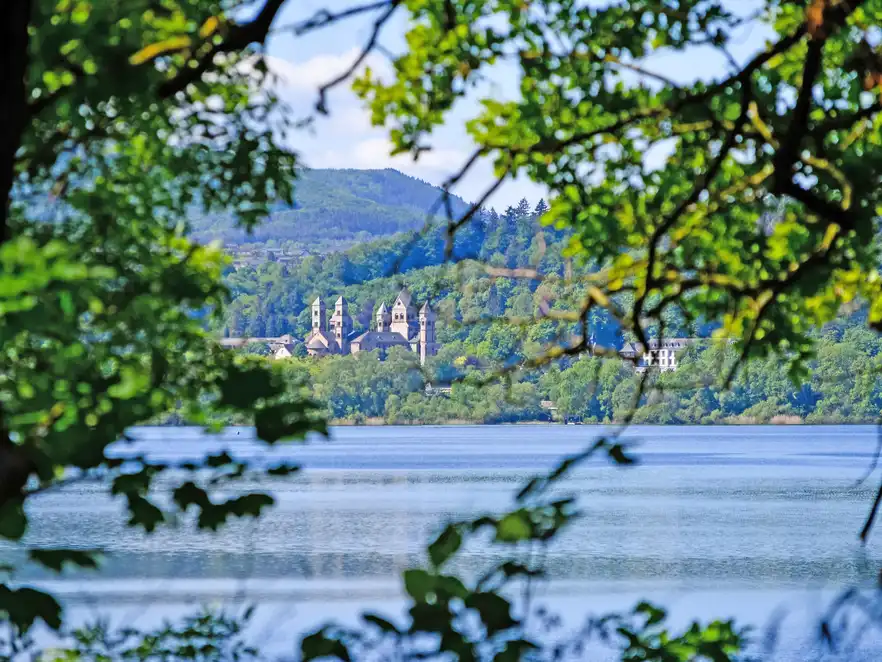Blick auf die Benediktinerabtei Maria Laach 