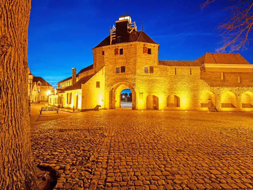 Stadtmauer von Harderwijk am Abend