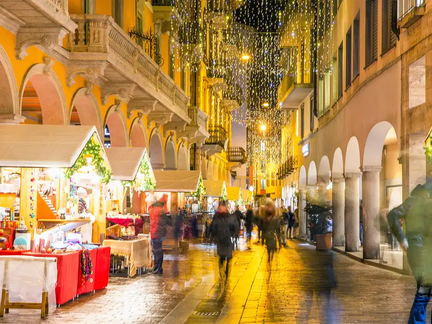 Wundervolle Weihnachtsbeleuchung in der Stadt Lugano