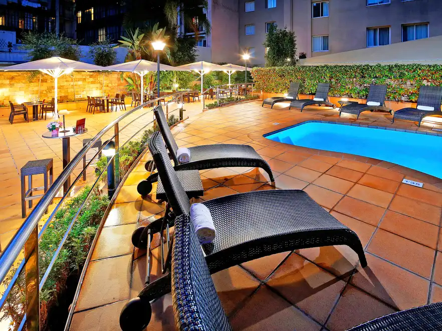 Terrasse mit Außenpool des 3-Sterne Hotel hcc Montblanc Barcelo