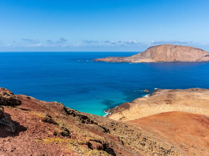 Felseninsel Montaña Clara vom Vulkan Bermeja aus gesehen, Lanzarote, Spanien