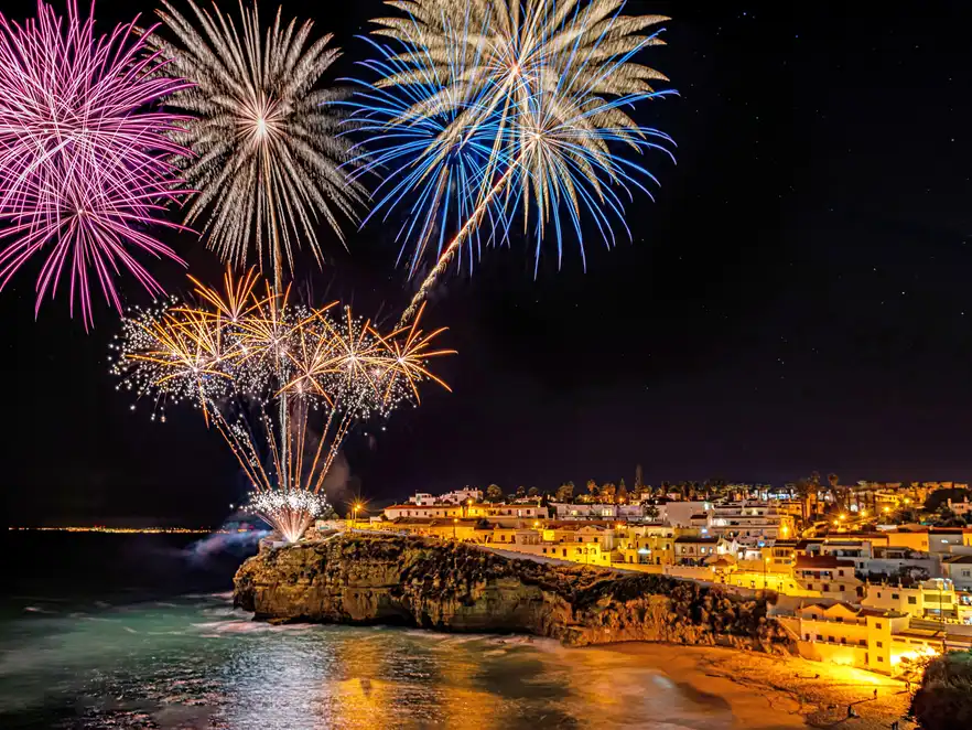 Neujahrs-Feuerwerk in Carvoeiro, Algarve Portugal