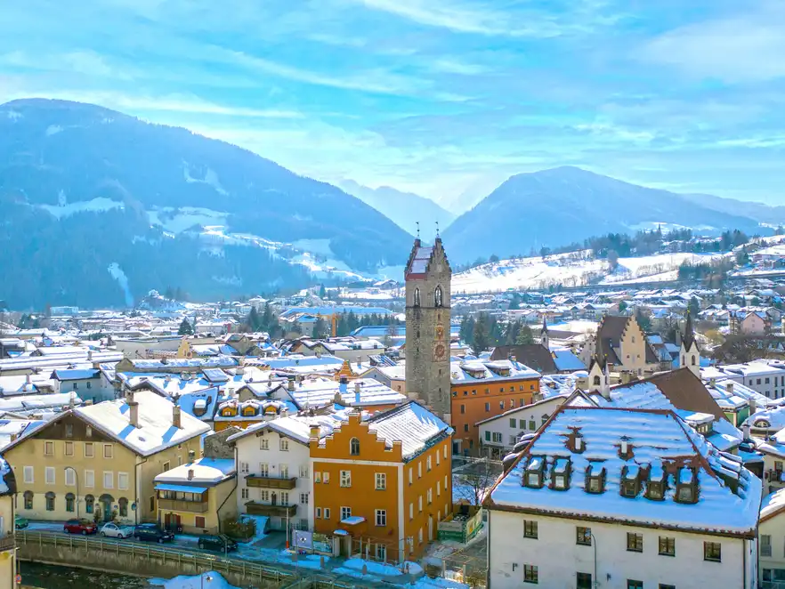 Blick auf die Stadt Sterzing im Winter