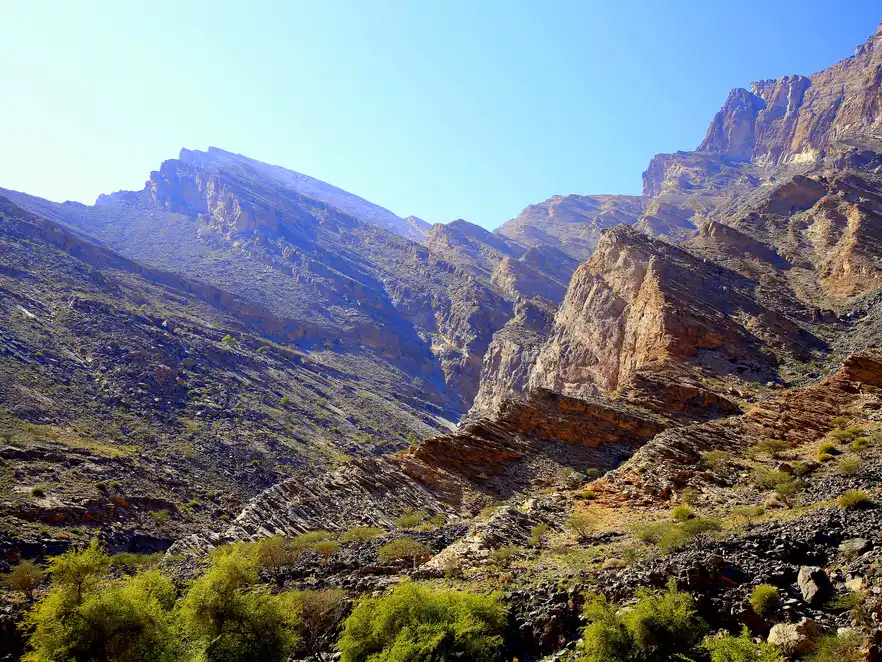 Die wilden Berge und Graslandschaften des Wadi Bani Awf