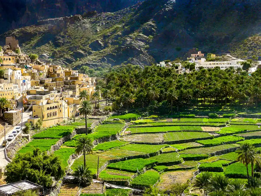 Das schöne Bergdorf Balad Sayt inmitten der grünen Felder des Wadi Bani Awf, Oman