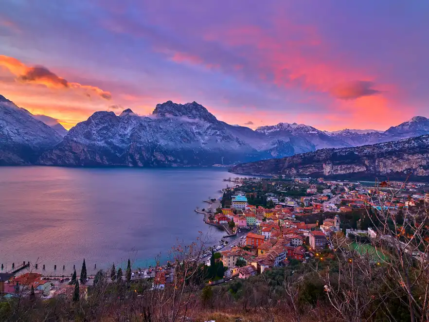 Panorama des Gardasees und Riva del Gardas im Winter 