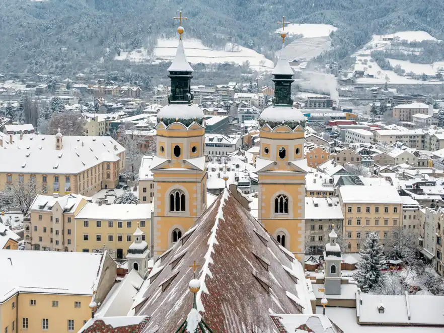 Kathedrale von Santa Maria Assunta und San Cassiano in Brixen im Winter
