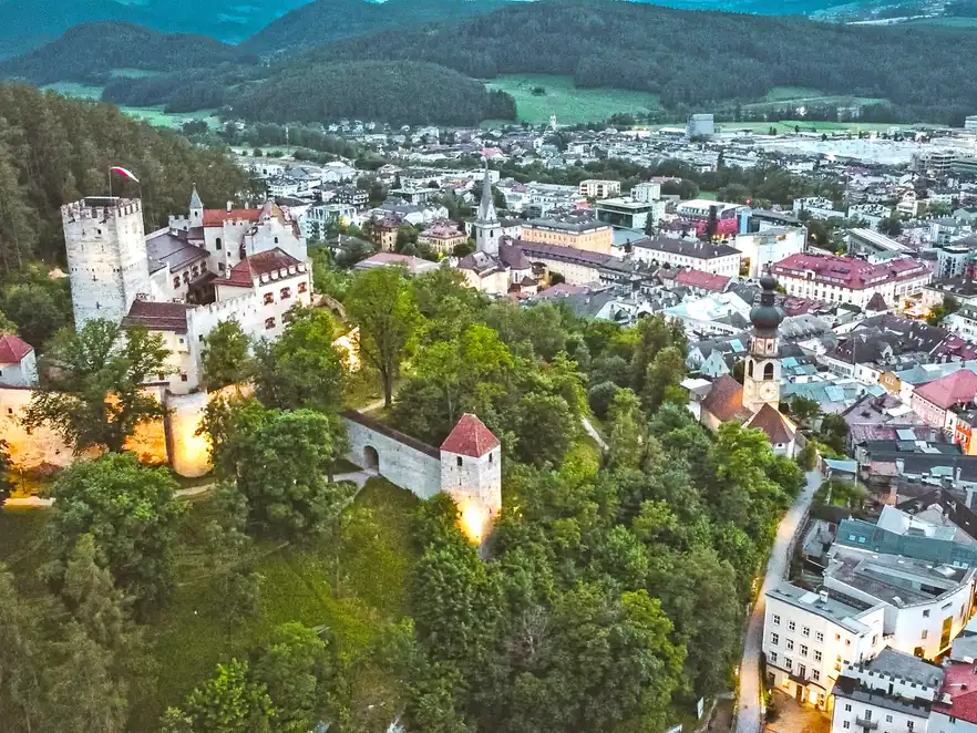 Luftaufnahme von Burg und Stadt Bruneck in Südtirol