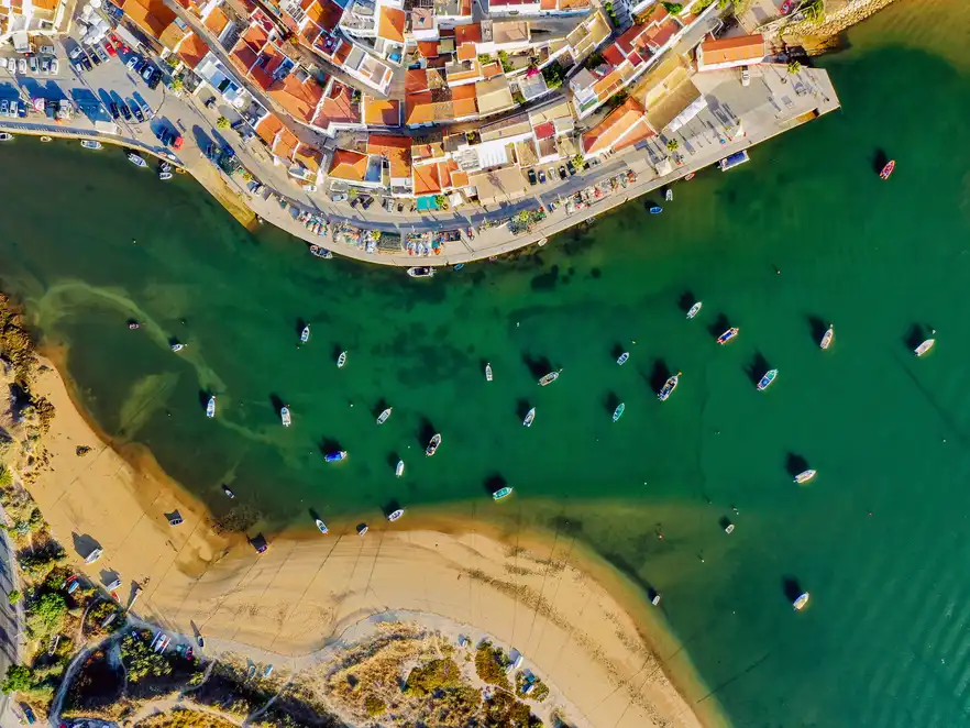 Luftaufnahme von Ferragudo an der Algarve