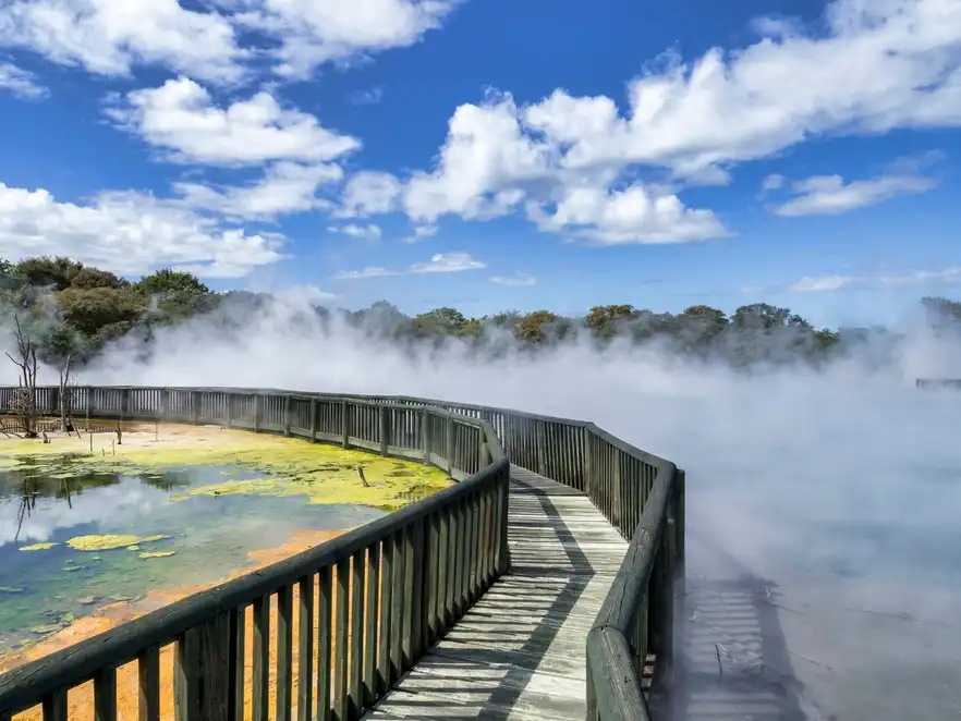 Weg durch den Kuirau Park, Rotorua, Neuseeland