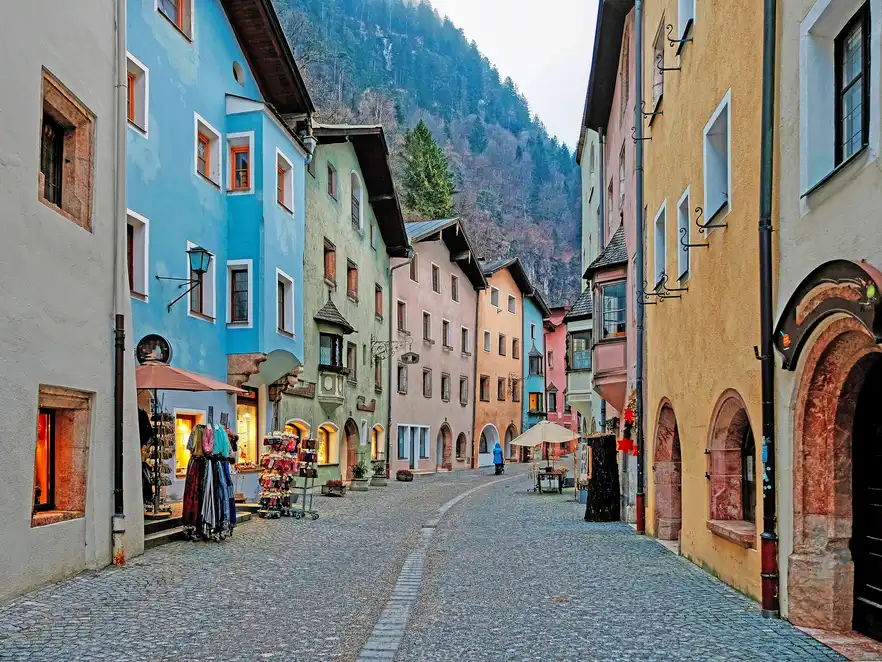 Blick durch eine Gasse in der Glasstadt Rattenberg, Deutschland
