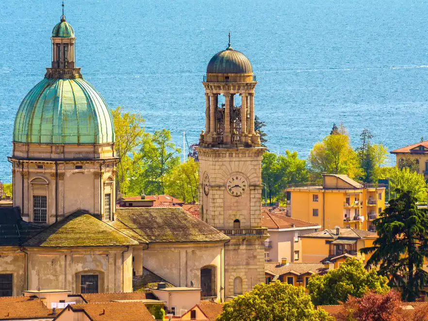 Blick über Verbania, Lago Maggiore in Oberitalien
