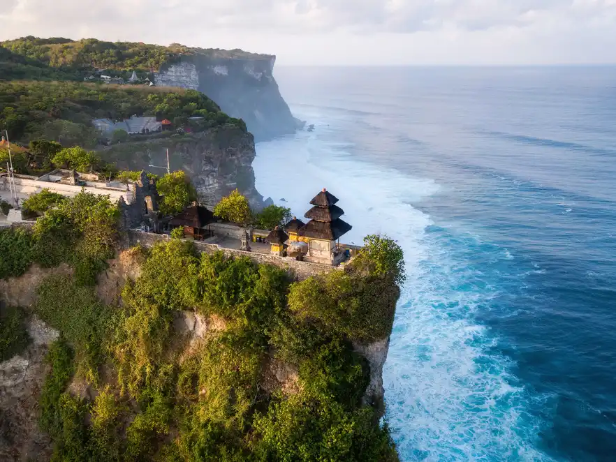 Luftaufnahme des Uluwatu-Tempels bei Sonnenaufgang