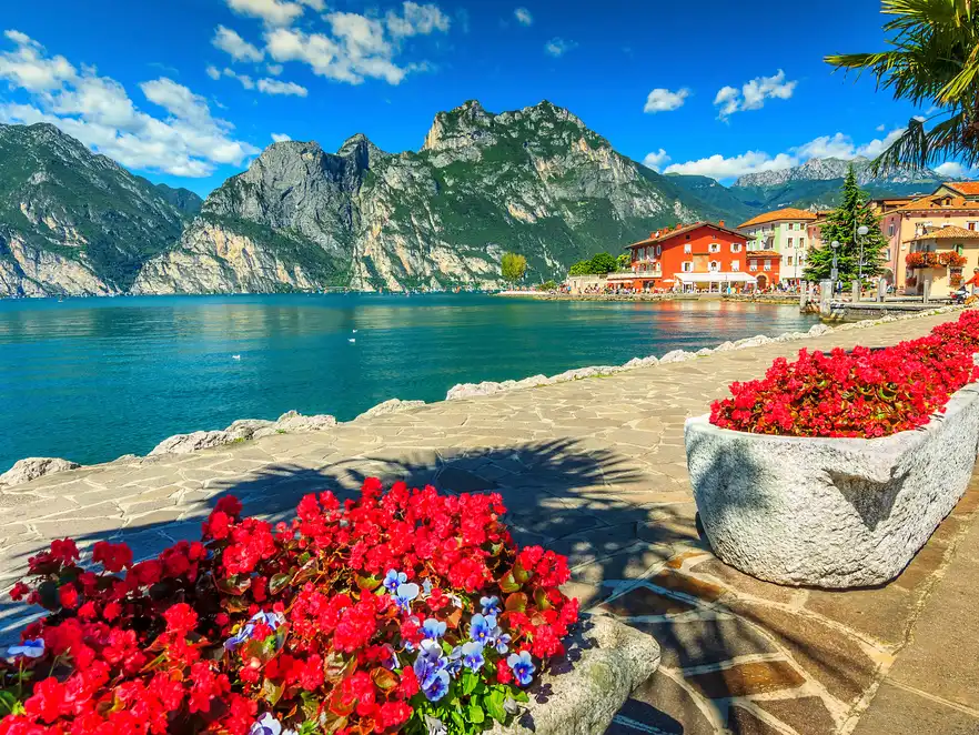 Blumen an der Promenade am Gardasee