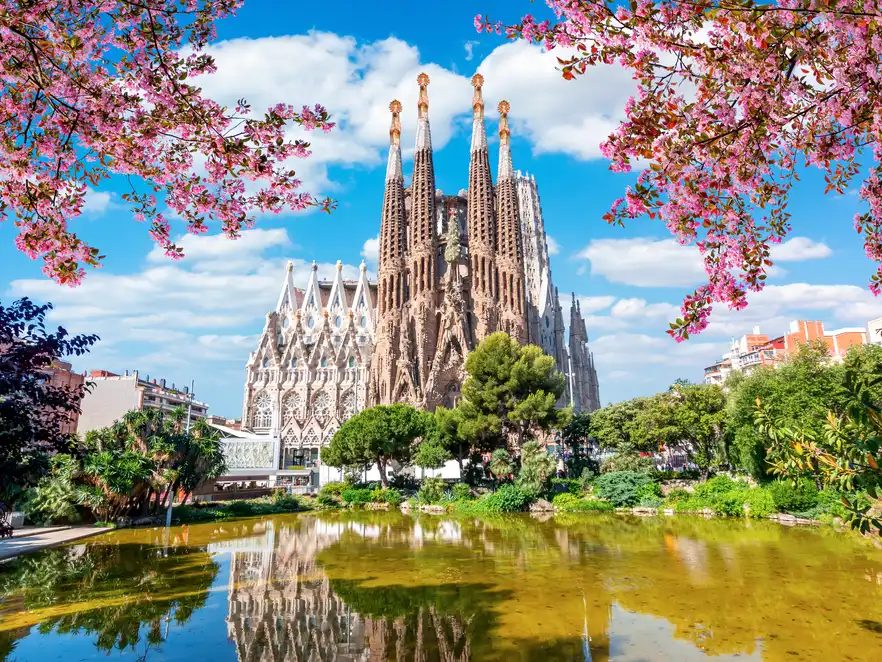 Kathedrale Sagrada Familia im Frühling in Barcelona