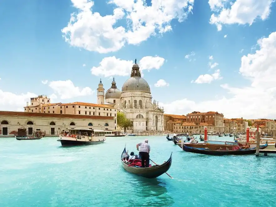 Canale Grande und Basilica Santa Maria della Salute in Venedig, Italien