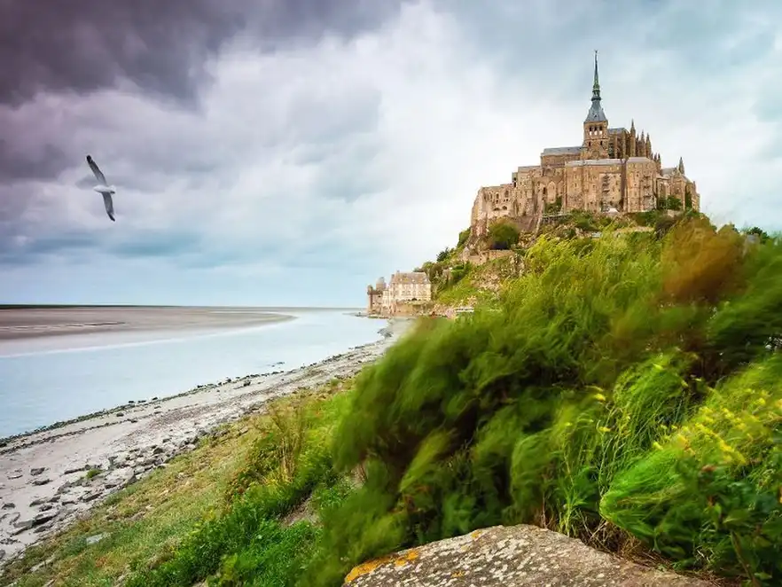 Mont Saint-Michel an einem stürmischen Tag