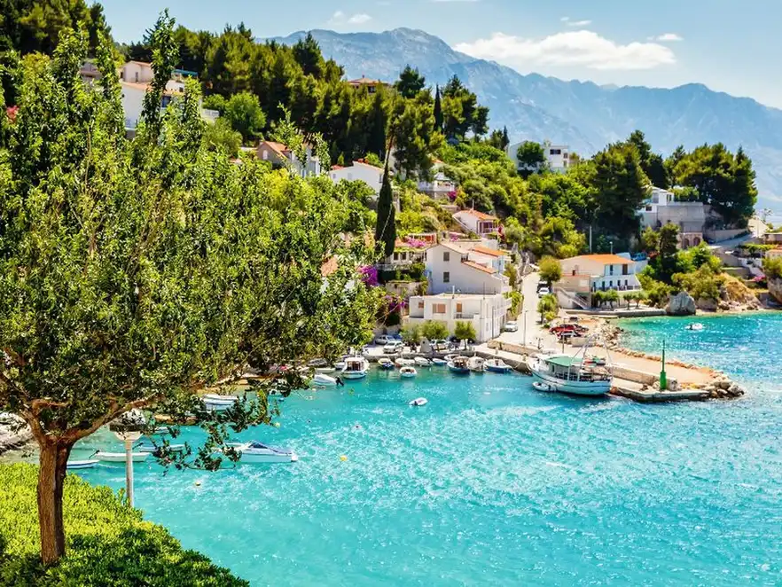 Dorf an der wunderschönen dalmatinischen Küste nähe Split, Kroatien.