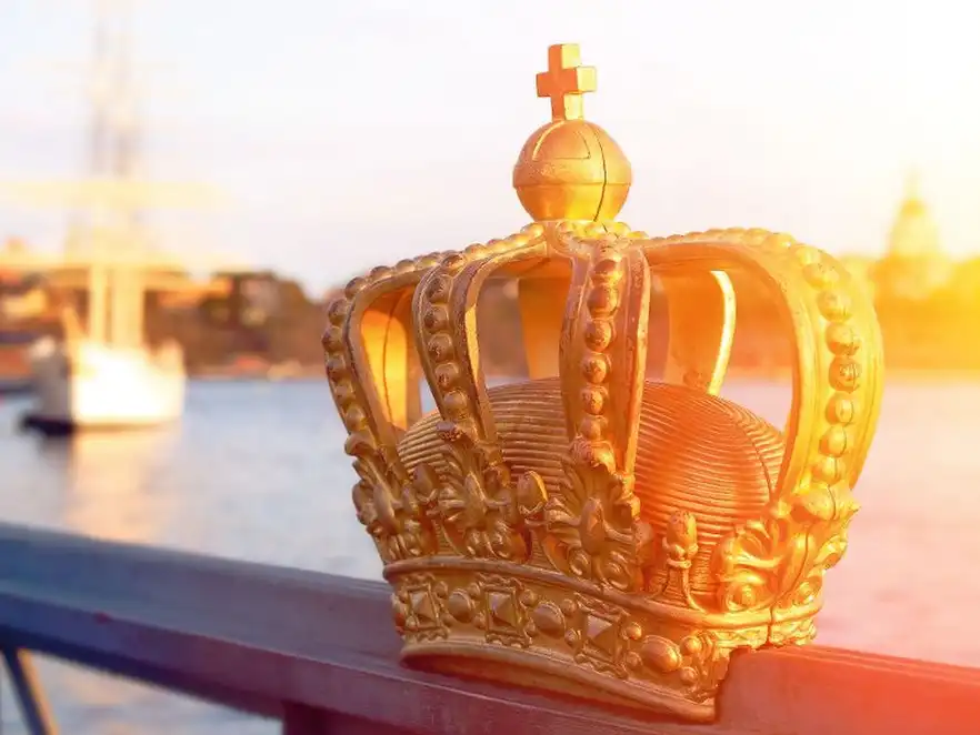 Krone mit Stockholm als Hintergrund.