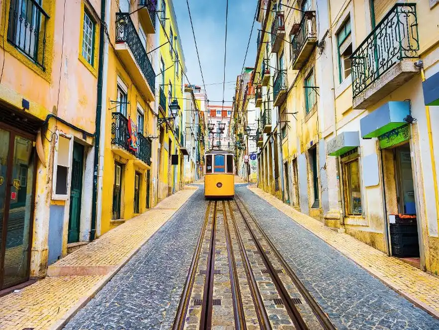 Lissabons Altstadt mit typischer Straßenbahn, Portugal