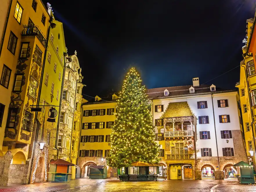 Weihnachtsbaum im Stadtzentrum von Innsbruck - Österreich