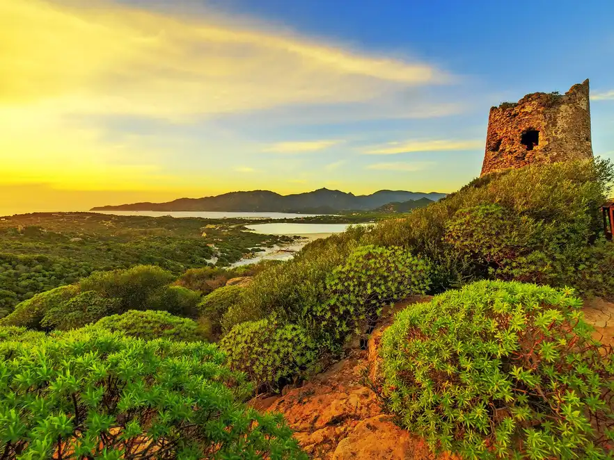 Sonnenuntergang über einen alten Turm mit Panoramablick von Villasimius, Sardinien