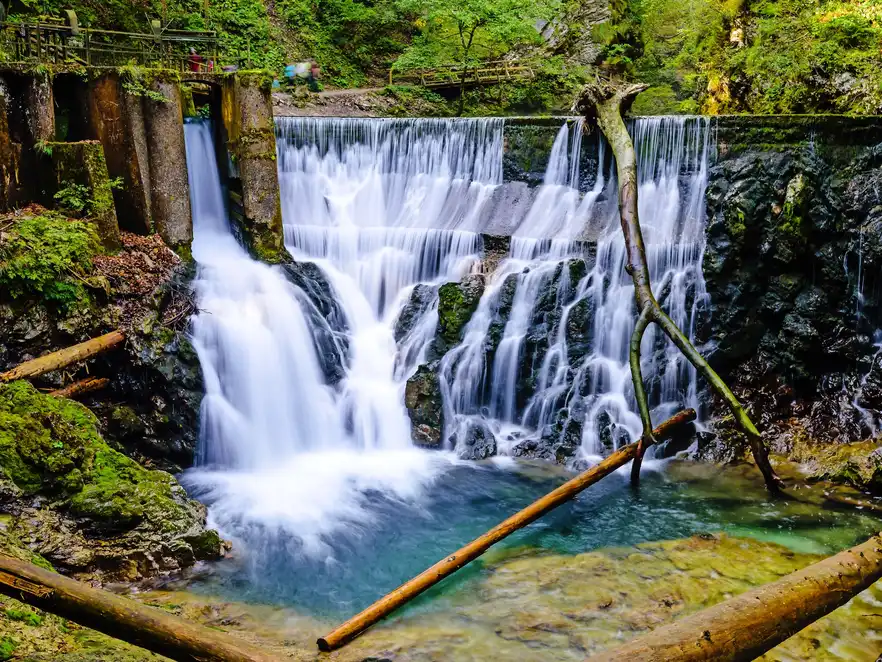 Wasserfall in der Vintgarklamm, Schönheit der Natur, mit Fluss Radovna fließt durch, in der Nähe von Bled, Slowenien.