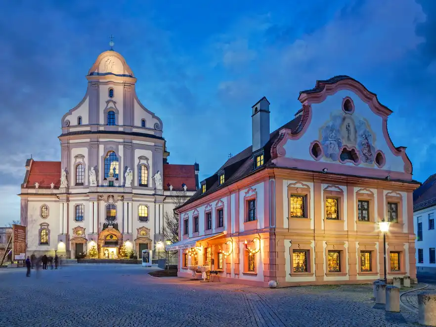 Altstadt von Altötting mit Basilika St. Anna