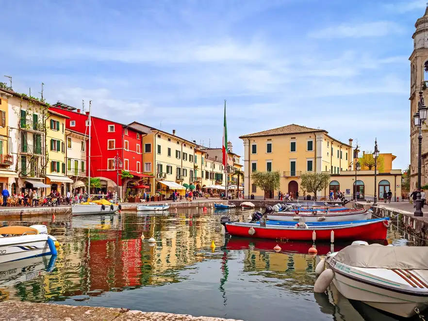 bunter Hafen von Lazise am Gardasee