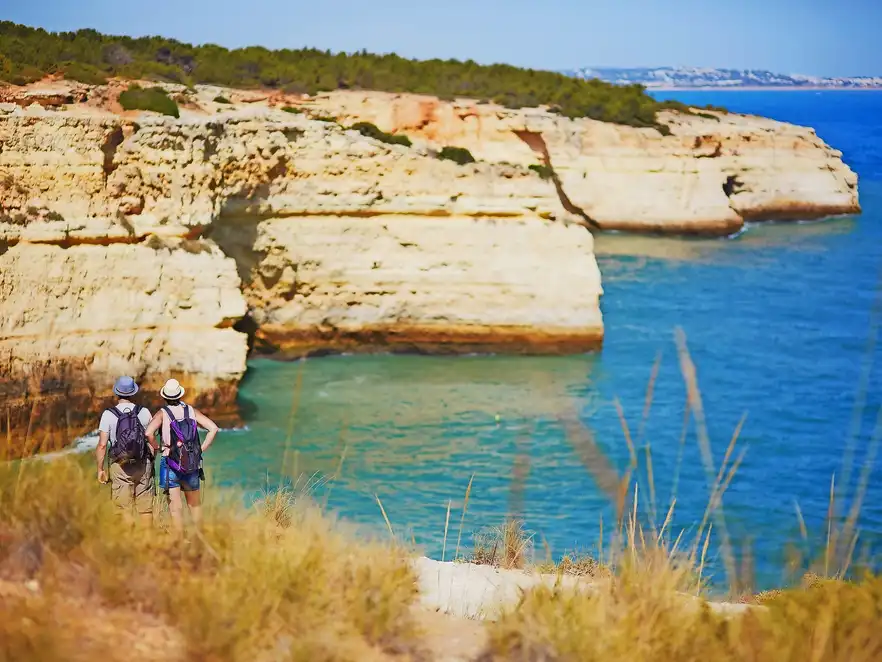Paar Touristen an der Algarve, Portugal