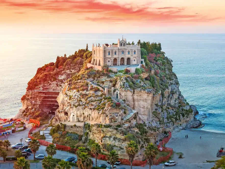 Santa Maria dell'Isola bei Sonnenuntergang - Tropea, Kalabrien, Italien