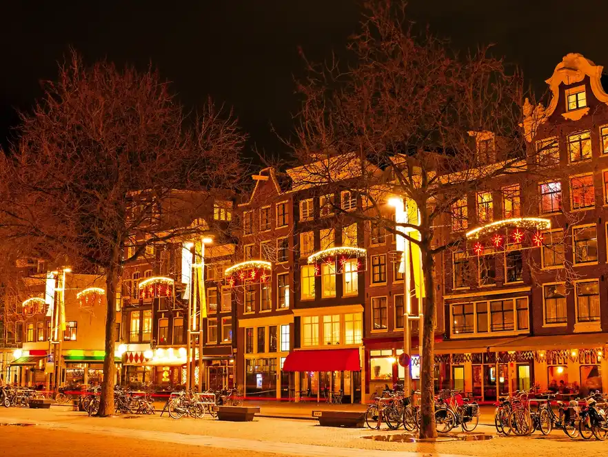 Amsterdam in der Nacht in der Weihnachtszeit in den Niederlanden