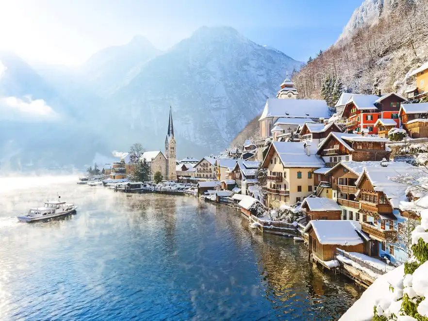 winterliches Hallstatt am Hallstätter Sees im österreichischen Salzkammergut