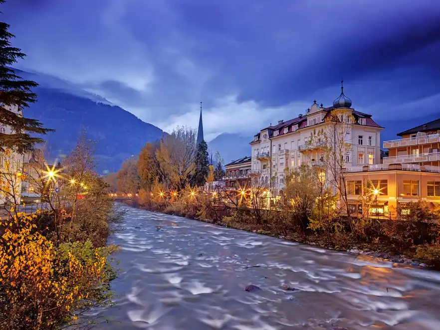 Meran, eine wunderschöne Stadt im Alpengebirge Südtirols.